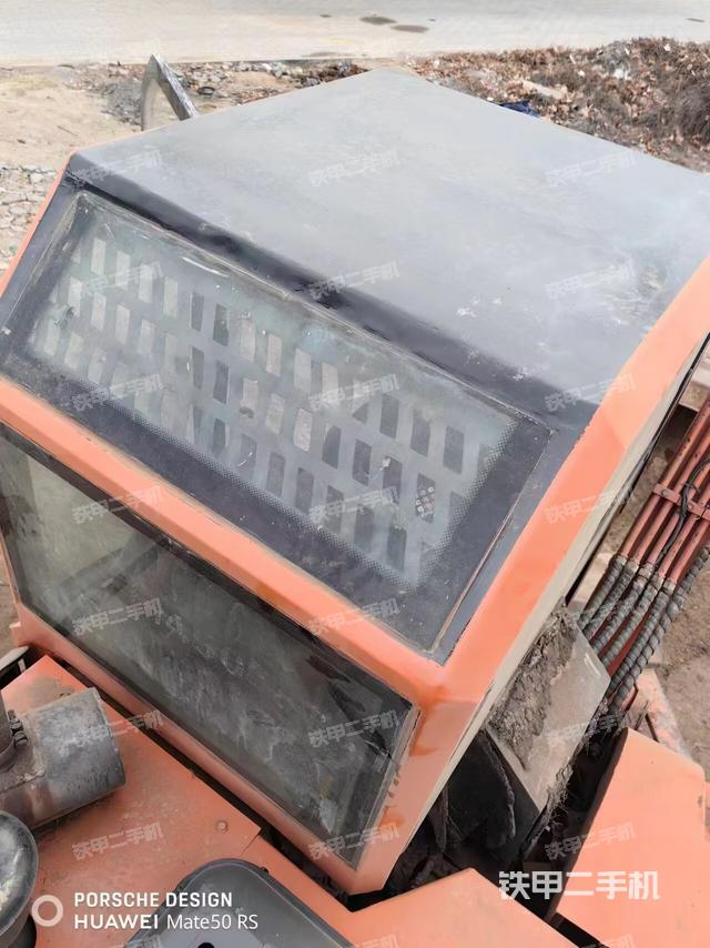 駕駛室頂部（整機外觀）