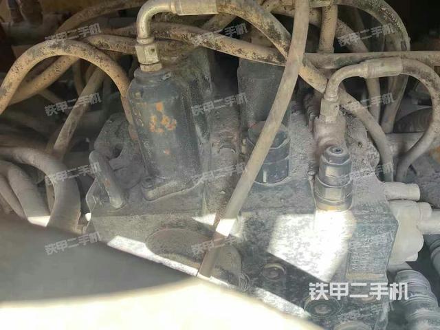 回转马达和主控阀（整机外观）