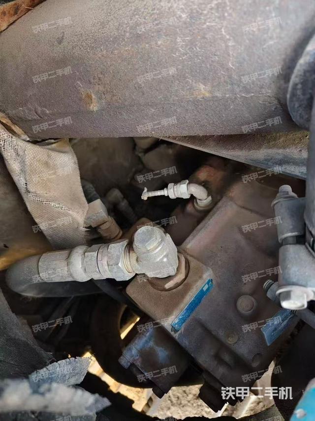 液压泵舱室正面整体（整机外观）