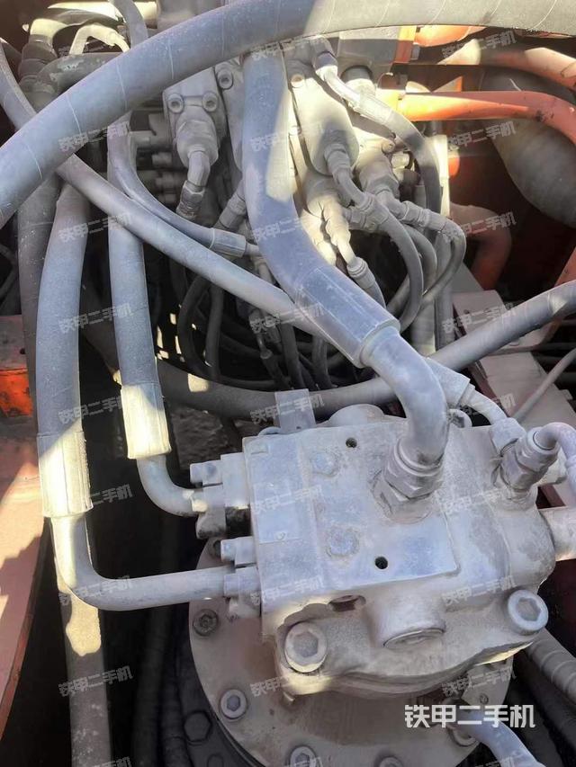 回轉馬達和主控閥（整機外觀）