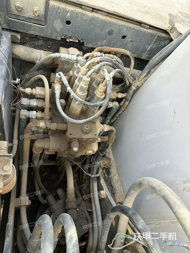 回轉(zhuǎn)馬達(dá)和主控閥（整機外觀）