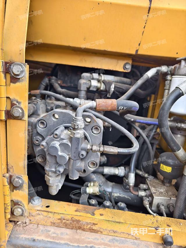 液压泵舱室正面整体（整机外观）