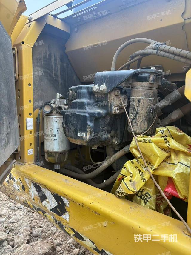 液壓泵艙室正面整體(整機(jī)外觀) 液壓泵艙室正面整體(整機(jī)外觀)