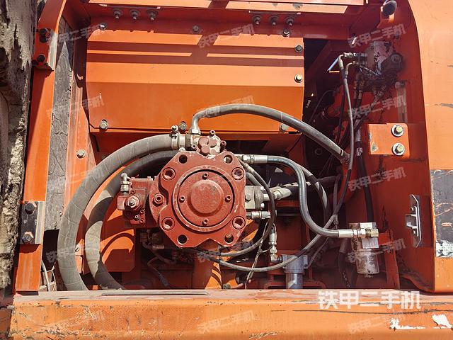 液壓泵艙室正面整體(整機(jī)外觀) 液壓泵艙室正面整體(整機(jī)外觀)