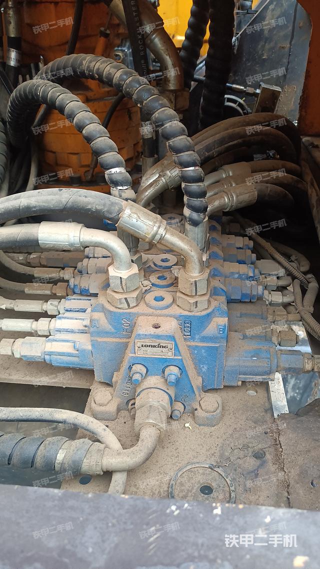 回转马达和主控阀（整机外观）