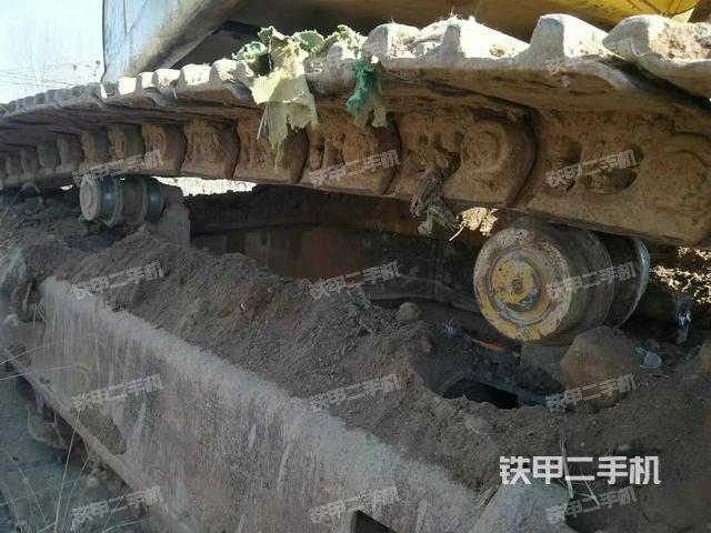 單側(cè)履帶整體(整機(jī)外觀) 單側(cè)履帶整體(整機(jī)外觀)