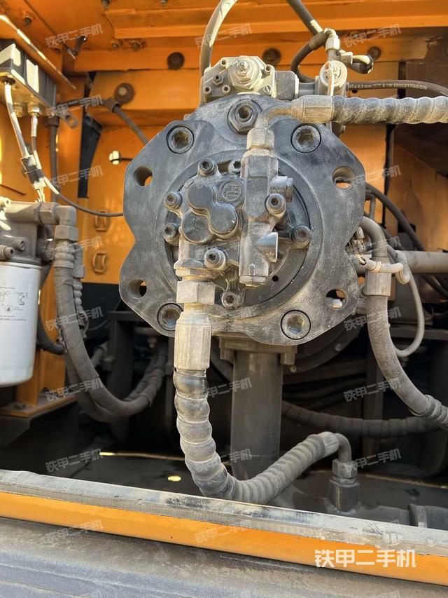 液壓泵艙室正面整體（整機外觀）