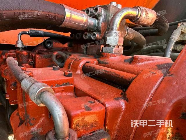 液压泵舱室正面整体（整机外观）