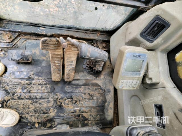 行走控制手柄和踏板?俯拍（駕駛室部分）