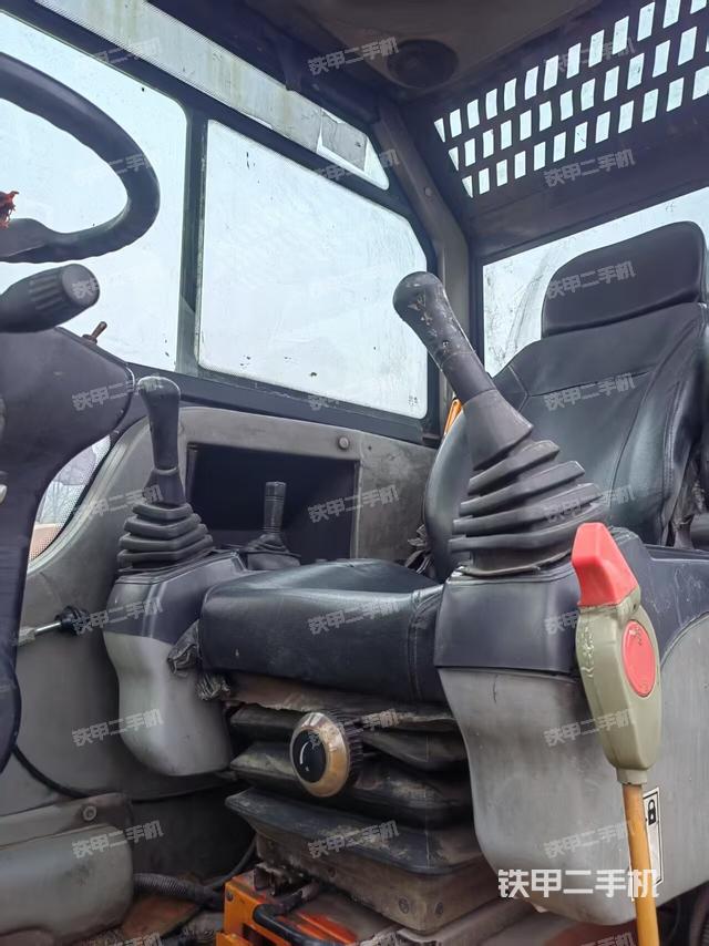 駕駛室整體（整機外觀）