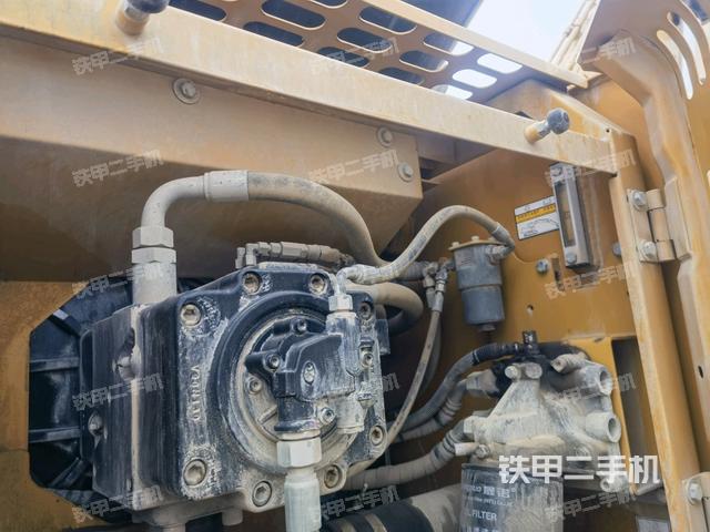 液壓泵艙室正面整體(整機外觀) 液壓泵艙室正面整體(整機外觀)