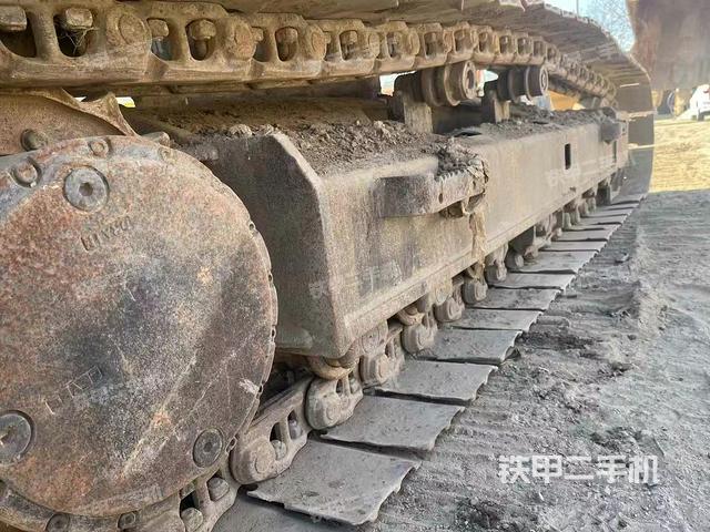 單側(cè)履帶整體(整機(jī)外觀) 單側(cè)履帶整體(整機(jī)外觀)