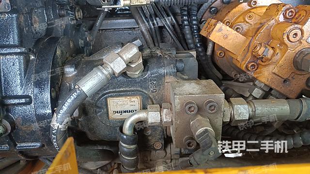 液压泵舱室正面整体（整机外观）