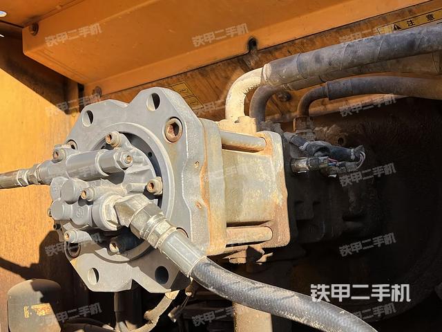 液压泵舱室正面整体（整机外观）