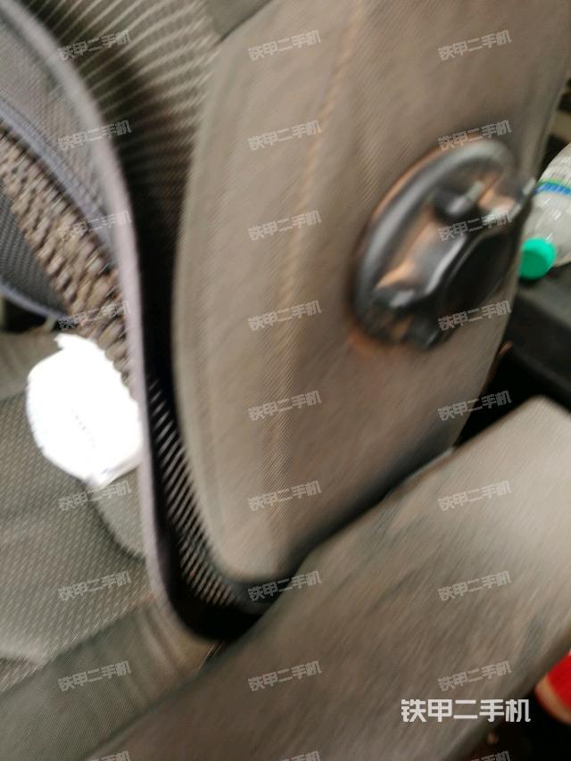 行走控制手柄和踏板?俯拍(駕駛室部分) 行走控制手柄和踏板?俯拍(駕駛室部分)
