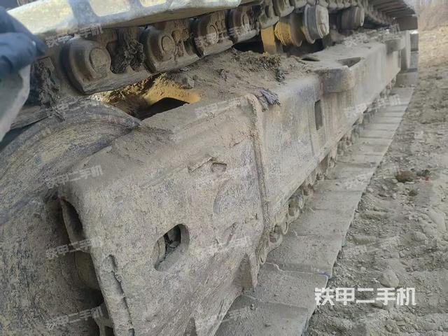 單側(cè)履帶整體(整機(jī)外觀) 單側(cè)履帶整體(整機(jī)外觀)