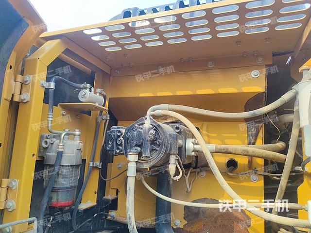 液压泵舱室正面整体（整机外观）