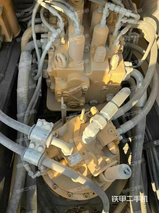 回轉(zhuǎn)馬達(dá)和主控閥(整機(jī)外觀) 回轉(zhuǎn)馬達(dá)和主控閥(整機(jī)外觀)