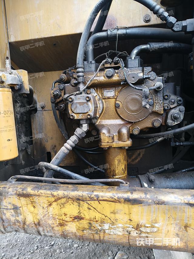 液压泵舱室正面整体（整机外观）