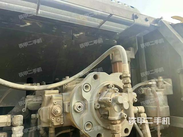 液压泵舱室正面整体（整机外观）