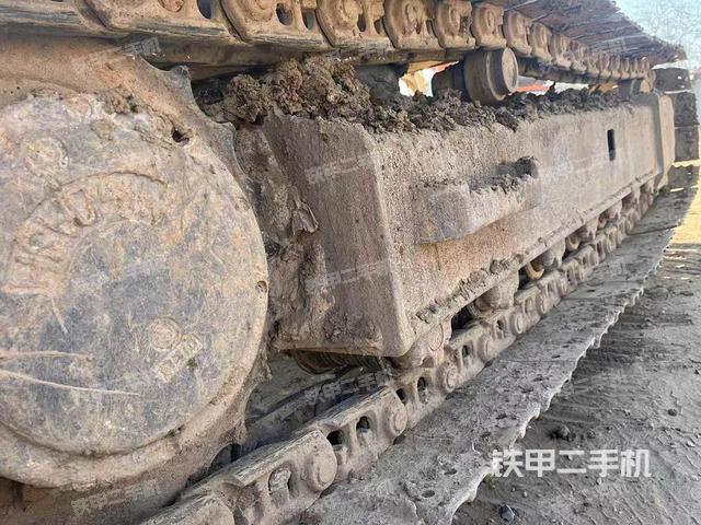 單側(cè)履帶整體(整機(jī)外觀) 單側(cè)履帶整體(整機(jī)外觀)