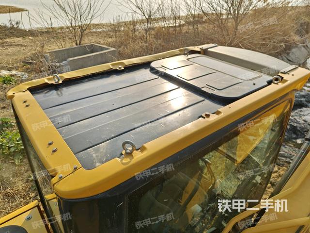 駕駛室頂部(整機(jī)外觀) 駕駛室頂部(整機(jī)外觀)