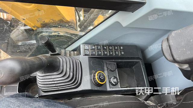 座椅右側(cè)控制臺(tái)/鑰匙門/油門/含右手柄（駕駛室部分）