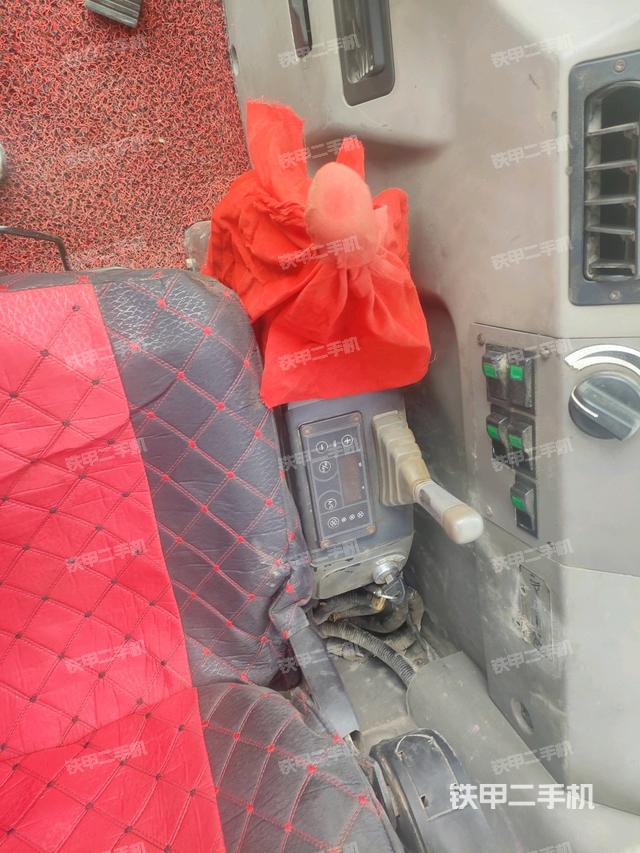 座椅右側(cè)控制臺/鑰匙門/油門/含右手柄(駕駛室部分) 座椅右側(cè)控制臺/鑰匙門/油門/含右手柄(駕駛室部分)