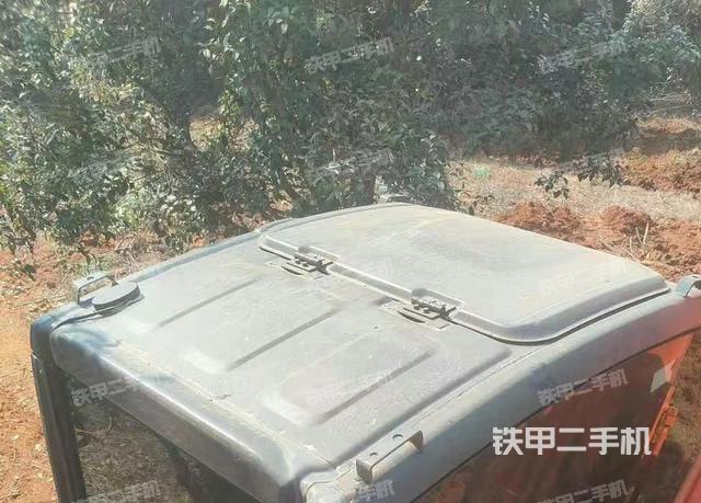 駕駛室頂部(整機(jī)外觀) 駕駛室頂部(整機(jī)外觀)