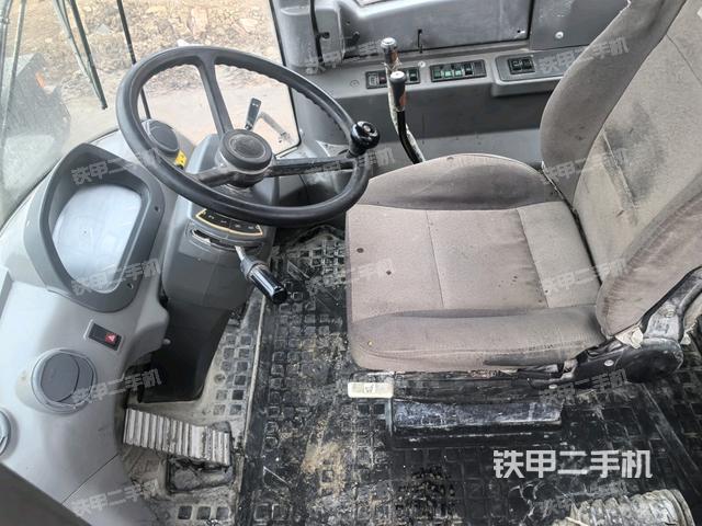 駕駛室內(nèi)部(駕駛室部分) 駕駛室內(nèi)部(駕駛室部分)