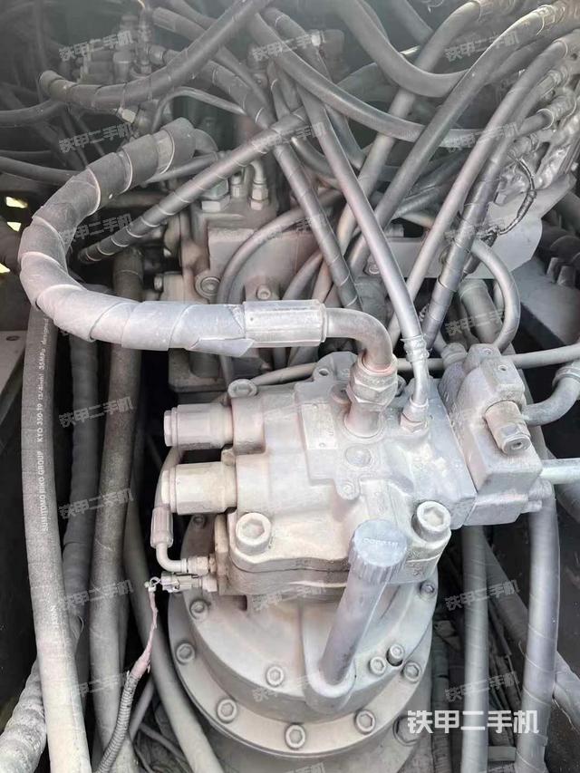 回转马达和主控阀（整机外观）