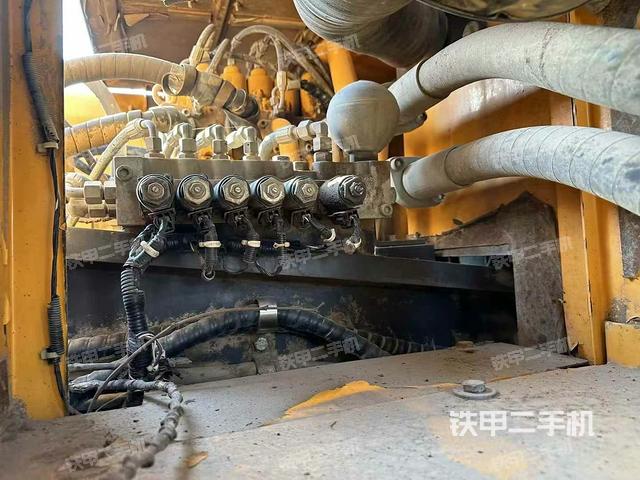 回轉馬達和主控閥(整機外觀) 回轉馬達和主控閥(整機外觀)