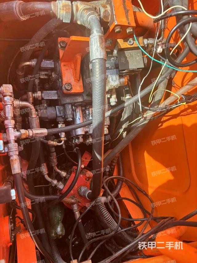 回轉(zhuǎn)馬達(dá)和主控閥(整機(jī)外觀) 回轉(zhuǎn)馬達(dá)和主控閥(整機(jī)外觀)