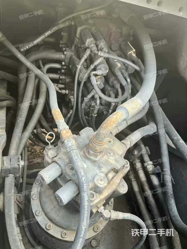 回轉(zhuǎn)馬達(dá)和主控閥（整機(jī)外觀）