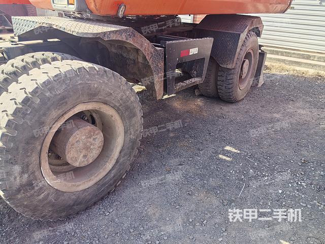 單側(cè)履帶整體(整機(jī)外觀) 單側(cè)履帶整體(整機(jī)外觀)
