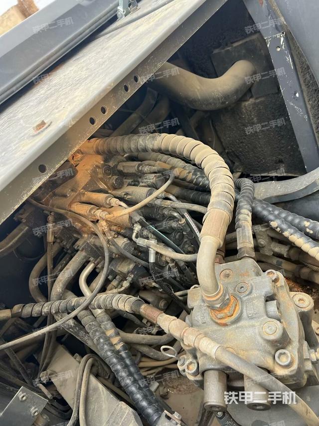 回轉(zhuǎn)馬達(dá)和主控閥（整機(jī)外觀(guān)）