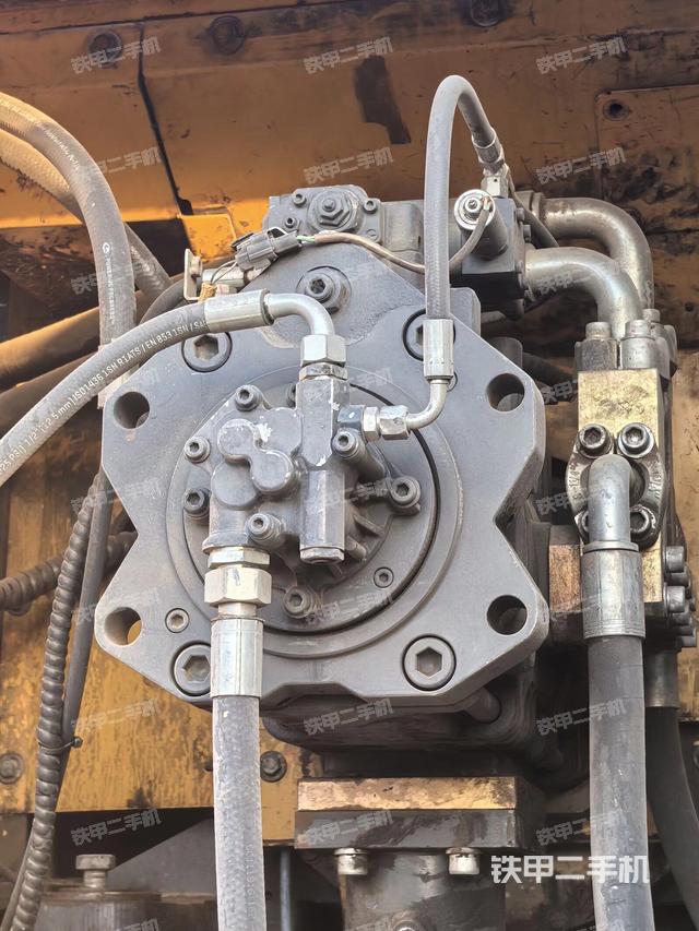 液压泵舱室正面整体（整机外观）