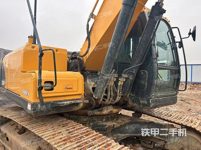 駕駛室整體(整機(jī)外觀) 駕駛室整體(整機(jī)外觀)