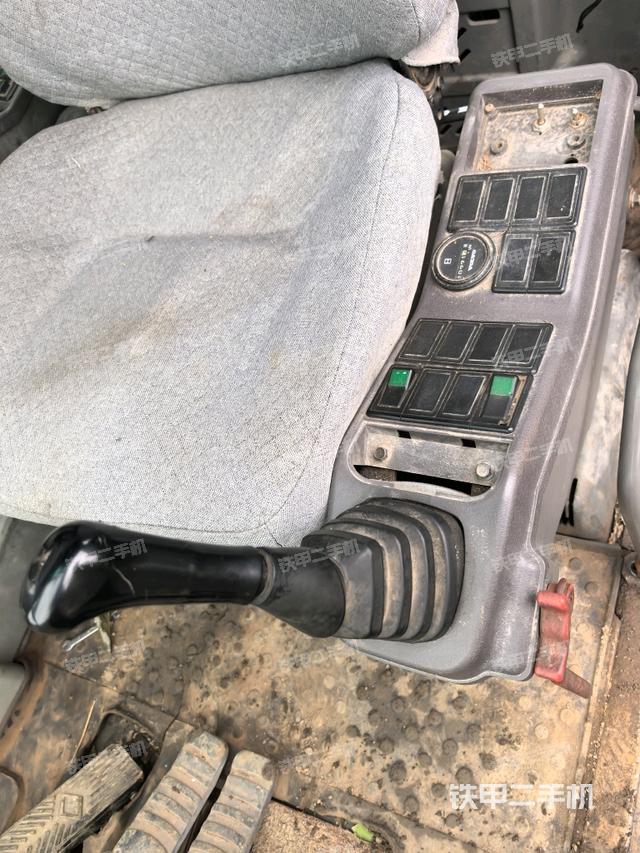 行走控制手柄和踏板?俯拍（駕駛室部分）