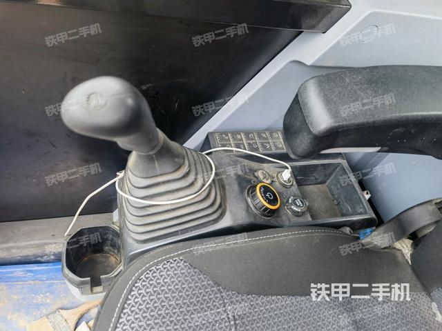 座椅右側(cè)控制臺/鑰匙門/油門/含右手柄(駕駛室部分) 座椅右側(cè)控制臺/鑰匙門/油門/含右手柄(駕駛室部分)