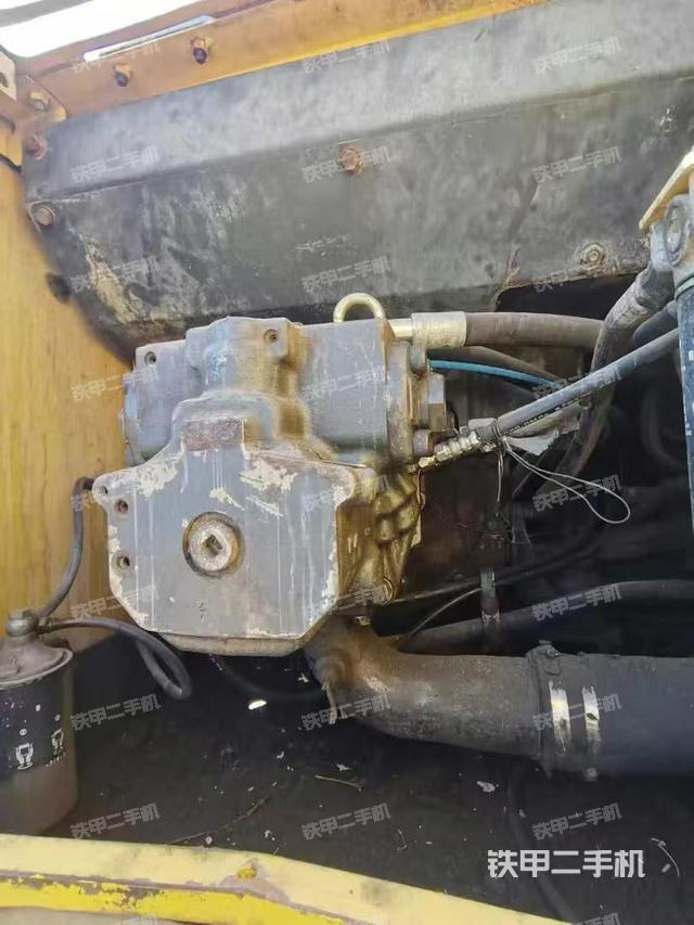 液壓泵艙室正面整體(整機外觀) 液壓泵艙室正面整體(整機外觀)