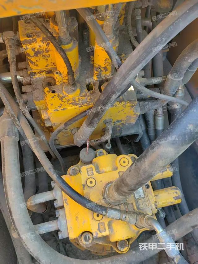 回轉馬達和主控閥（整機外觀）