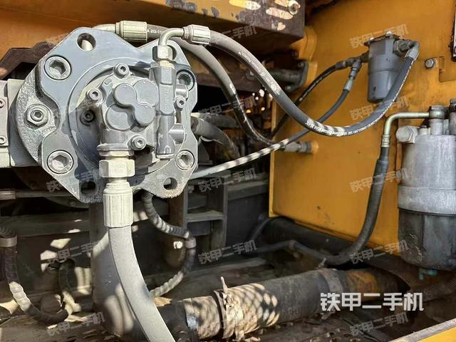 液壓泵艙室正面整體(整機外觀) 液壓泵艙室正面整體(整機外觀)