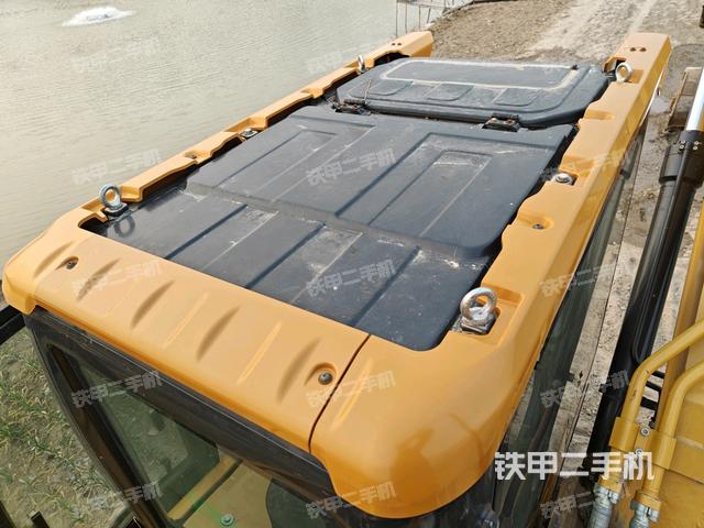 駕駛室頂部(整機(jī)外觀) 駕駛室頂部(整機(jī)外觀)