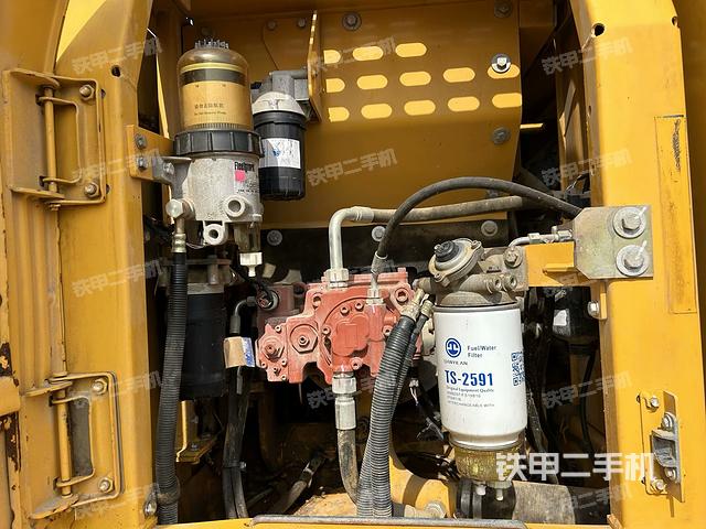 液壓泵艙室正面整體(整機外觀) 液壓泵艙室正面整體(整機外觀)