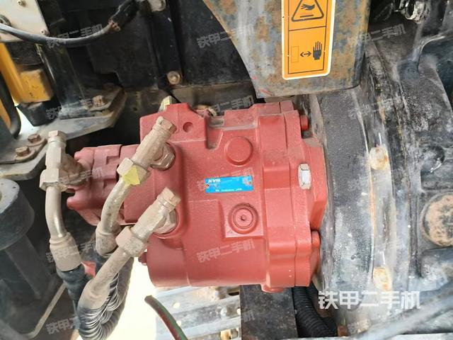 回转马达和主控阀（整机外观）