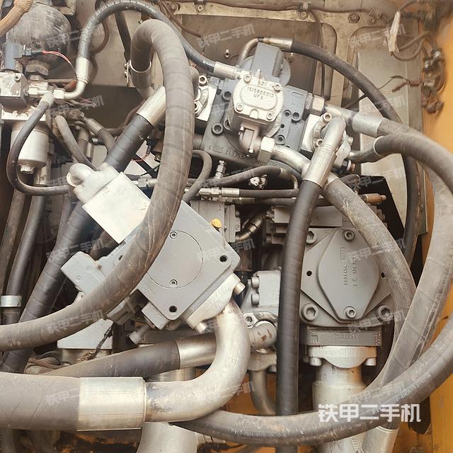 液压泵舱室正面整体（整机外观）