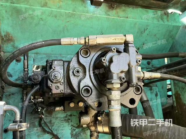 液压泵舱室正面整体（整机外观）