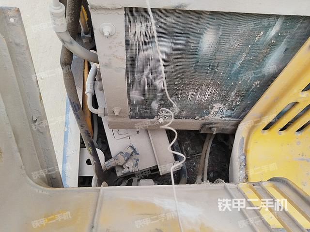 回轉(zhuǎn)馬達和主控閥(整機外觀) 回轉(zhuǎn)馬達和主控閥(整機外觀)