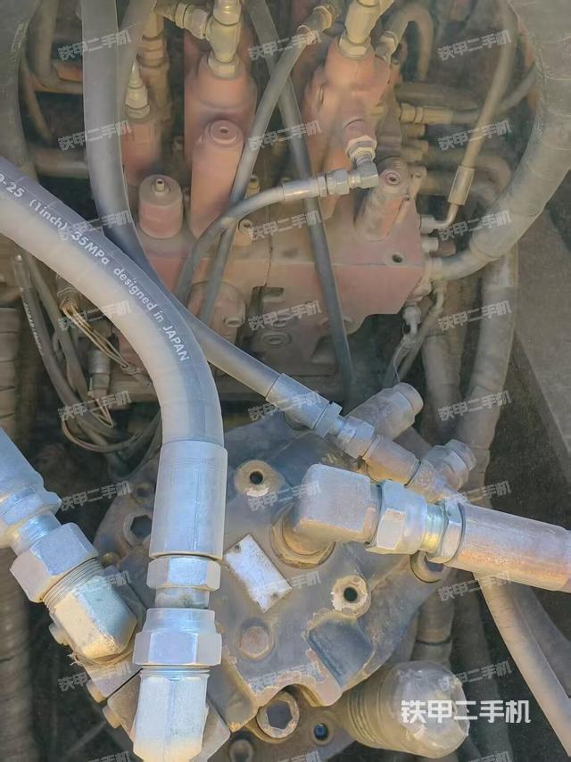 回转马达和主控阀（整机外观）